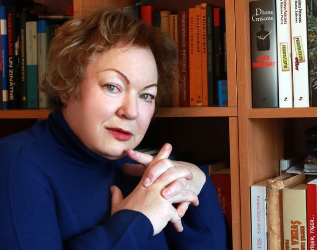 Autore ir bijusī izmeklētājā un publicējas no 2014. gada, konsultējusi arī seriālus “Nelūgtie viesi”, “Ķīlnieki” un raidījumu “Nozieguma rekonstrukcija”