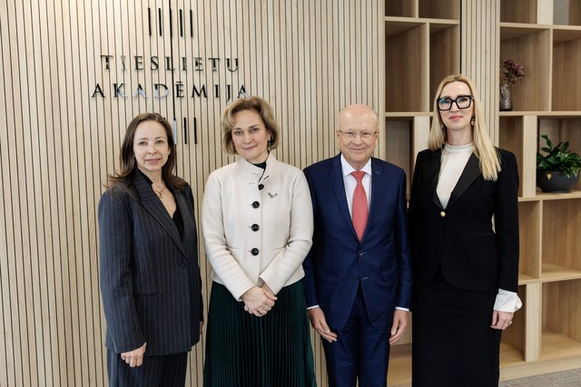 Tieslietu akadēmijas direktore Laila Jurcēna, Eiropas Savienības Tiesas tiesnese Ineta Ziemele, Tiesas priekšsēdētājs Kūns Lēnartss un Tieslietu ministrijas parlamentārā sekretāre Lauma Paegļkalna