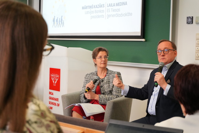 EST ģenerāladvokāte Laila Medina diskutē ar Latvijas Bankas prezidentu Mārtiņu Kazāku par migrāciju kā ekonomikas attīstības faktoru, demogrāfisko realitāti un sabiedrības attieksmi pret atvērtību