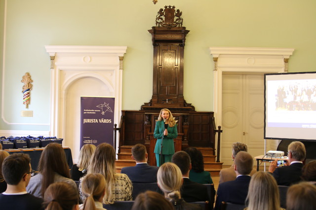 Tieslietu ministre Inese Lībiņa-Egnere sniedza svinīgu, iedvesmojošu uzrunu visiem konkursa dalībniekiem.
