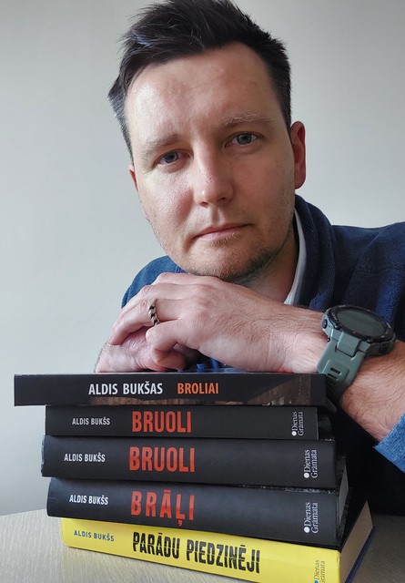Grāmata “Brāļi” izdota gan latviešu literārajā valodā, gan latgaliešu rakstu valodā, tostarp papildmetiens, kā arī lietuviešu, igauņu un angļu valodā (angļu valodā e-grāmatas formā)