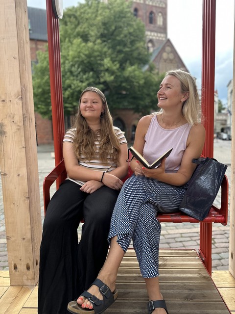 Vispirms aicinu lasīt pašus vecākus, lai bērni redz, ka tā ir normāla ikdienas aktivitāte. Jo mēs esam piemērs saviem bērniem, mūsu rīcība noteiks, vai mūsu mazbērniem tas tiks rādīts