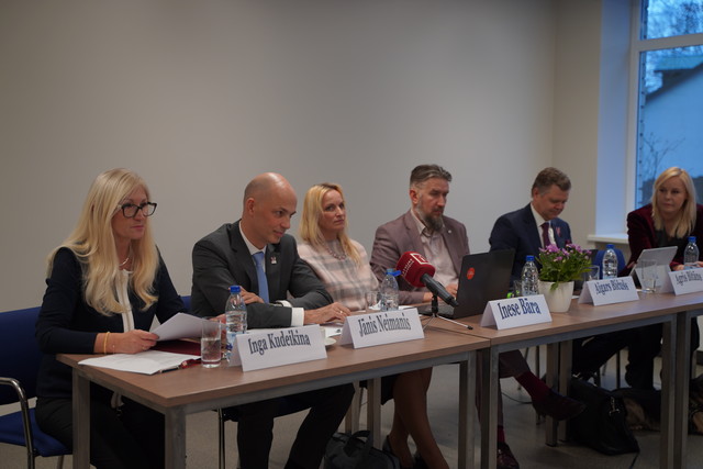 Diskusijā piedalījās: Dr. iur. Inga Kudeikina, Dr. iur. Jānis Neimanis, Ph.D. Inese Bāra, Zemgales tiesas apgabala prokuratūras virsprokurors Aigars Bičušs, zvērināts advokāts Agris Bitāns, kā arī pilsoniskās iniciatīvas virzītāja Marta Mackeviča