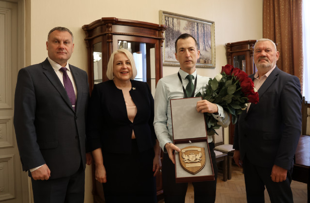 2025. gada 21. maijā, noslēdzot savu profesionālo karjeru prokuratūrā, pateicībā par ilggadējo un ļoti nozīmīgo ieguldījumu institūcijas darbā un attīstībā līdzšinējais Ģenerālprokuratūras Krimināltiesiskā departamenta Korupcijas apkarošanas koordinācijas nodaļas virsprokurors Māris Leja tika godināts ar prokuratūras Piemiņas zīmi. To pasniedz īpašos gadījumos. Attēlā M. Leja ar kolēģiem (no kreisās): ģenerālprokuroru Juri Stukānu, prokuratūras administratīvo direktori Ilzi Grīnhofu un Ģenerālprokuratūras Krimināltiesiskā departamenta virsprokuroru Arvīdu Kalniņu