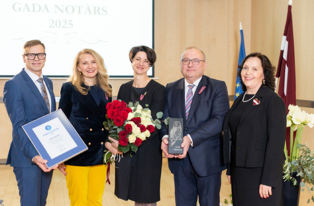 14. novembrī zvērinātai notārei Ilutai Saulietei tika pasniegta balva “Gada notārs 2025”. Pasniegšanas
ceremonijā: Latvijas Zvērinātu notāru padomes priekšsēdētājs Aigars Kaupe, tieslietu ministre
Inese Lībiņa-Egnere, gada notāre Iluta Sauliete, Rīgas apgabaltiesas priekšsēdētājs Māris Vīgants un
Augstākās tiesas senatore Kristīne Zīle