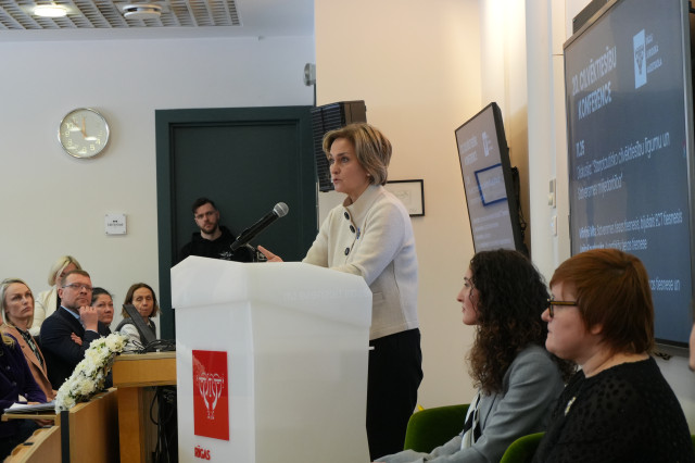 EST tiesnese un RJA profesore Ineta Ziemele, uzrunājot
konferences dalībniekus
