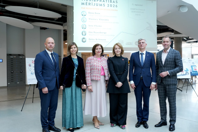 No kreisās: Tieslietu ministrijas parlamentārais sekretārs Viesturs Vitovskis, LV portāla galvenā redaktore Edīte Brikmane, “Berg Research” valdes priekšsēdētāja Ilze Rozenberga, “Latvijas Vēstnesis” valdes locekle Ieva Viļuma, LU attīstības prorektors Enno Ence un pasākuma vadītājs Oskars Priede piedalās pētījuma “Latvijas iedzīvotāju tiesībpratības mērījums 2026” prezentācijas pasākumā LU Zinātņu mājā